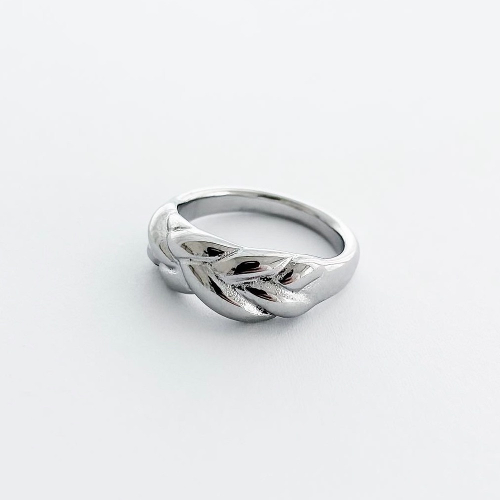 A lace knot ring