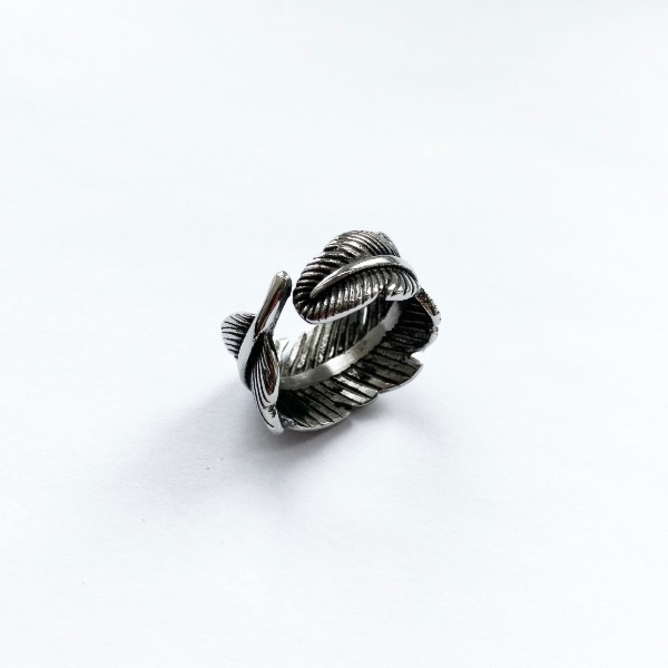 Simple Feathe Ring