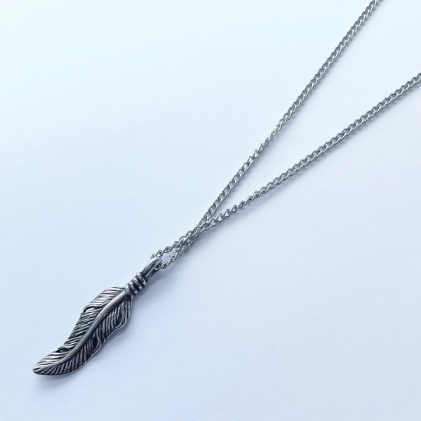 Clean Leaf Point Necklace