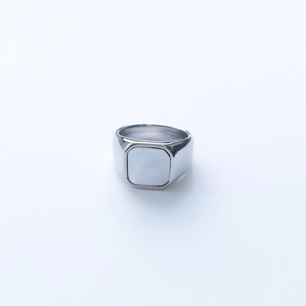 A square mother-of-pearl ring