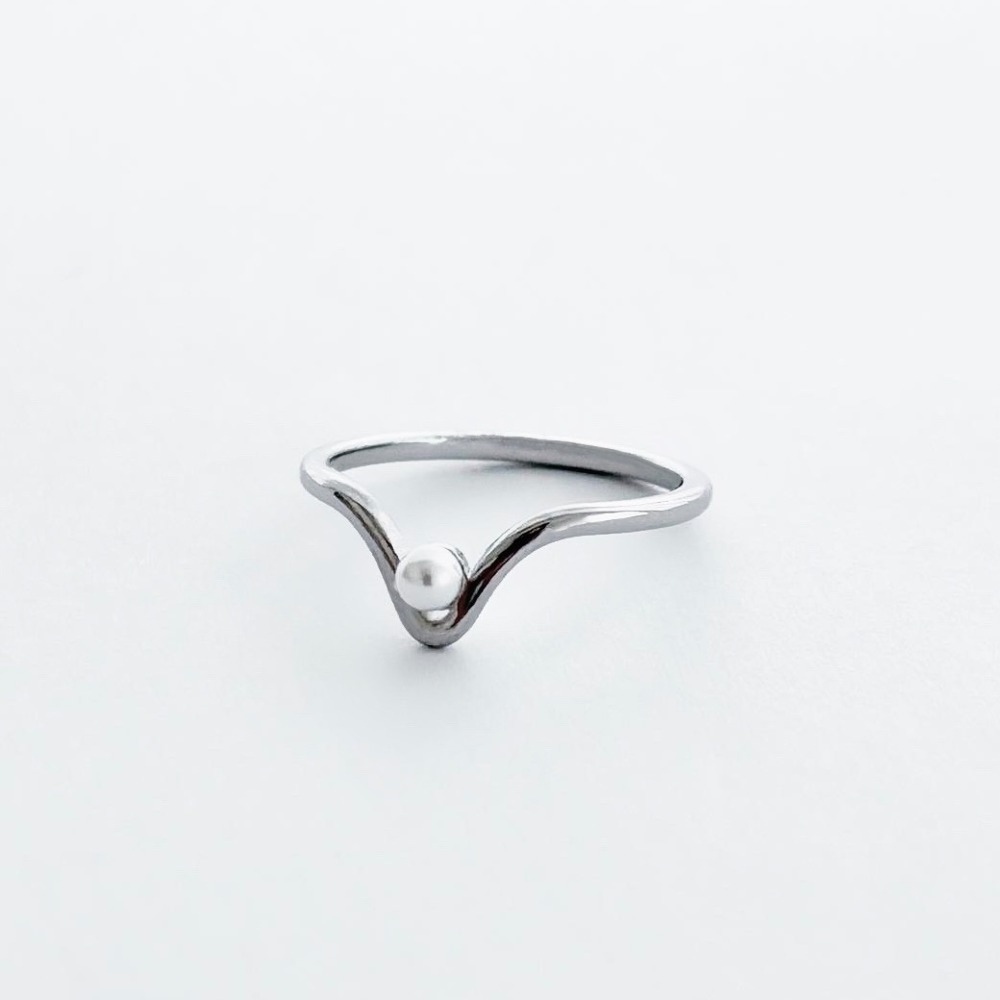 V pearl point ring